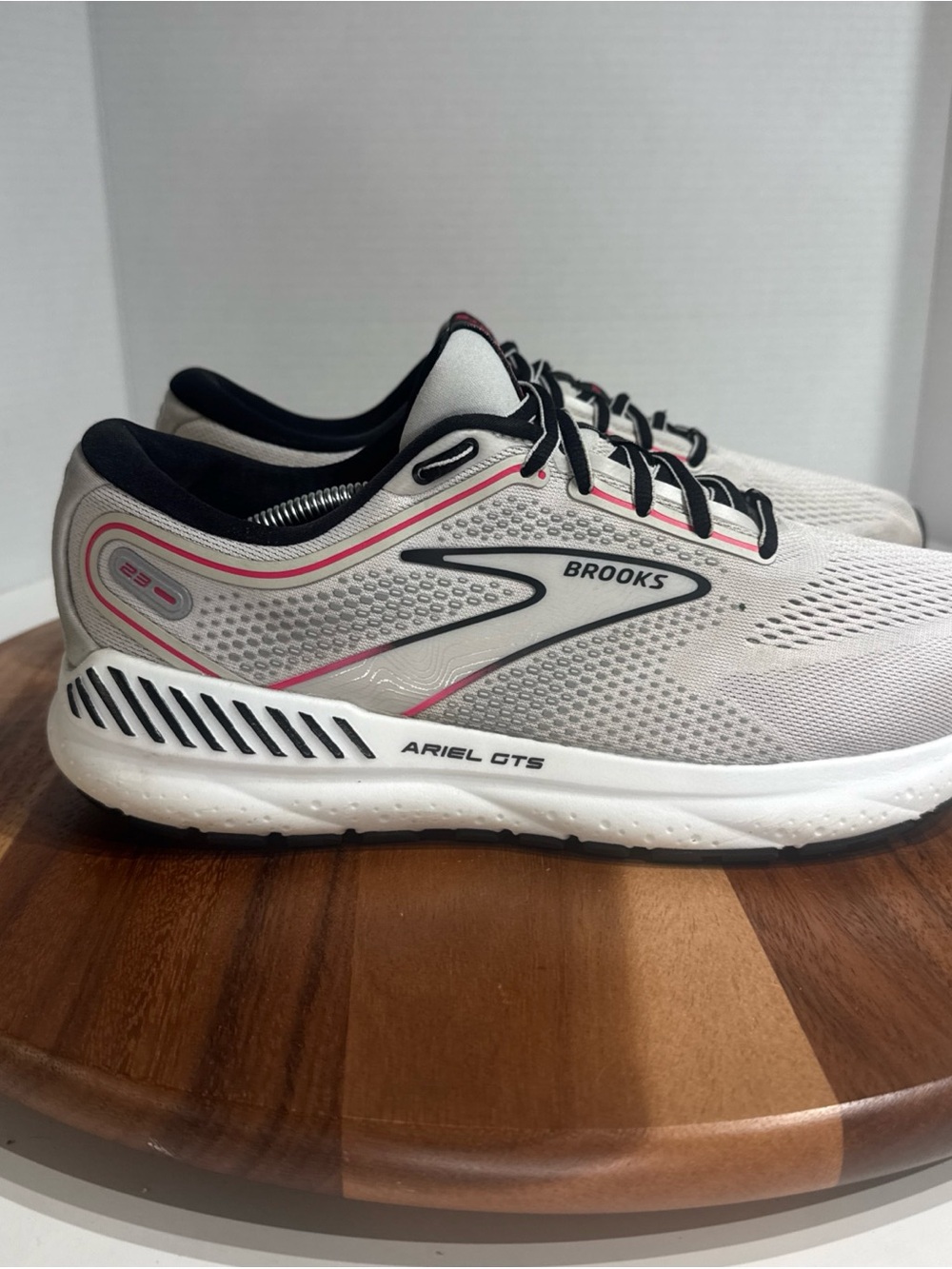 Brooks Ariel GTS 23 Grey Pink Women’s Size 10.5 2E